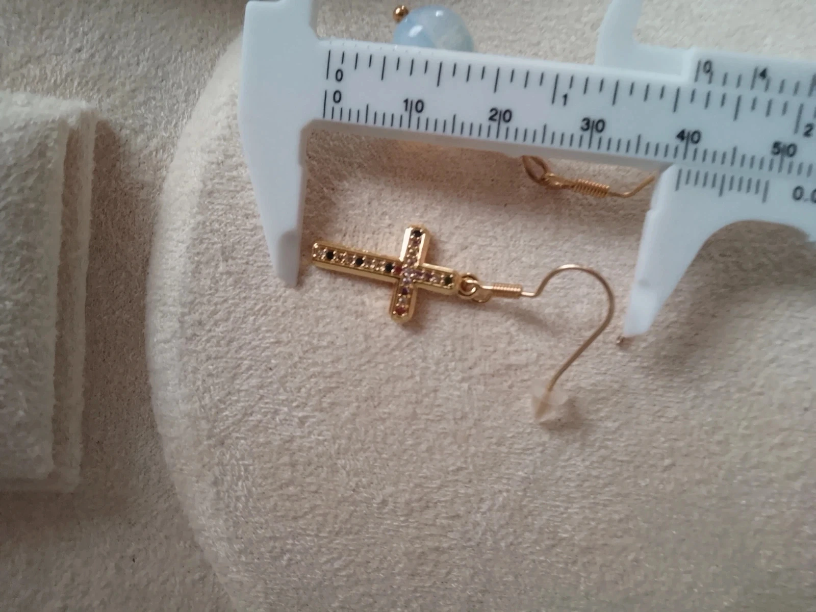 Boucles d'oreilles bohèmes asymétriques croix et opaline – photo 2